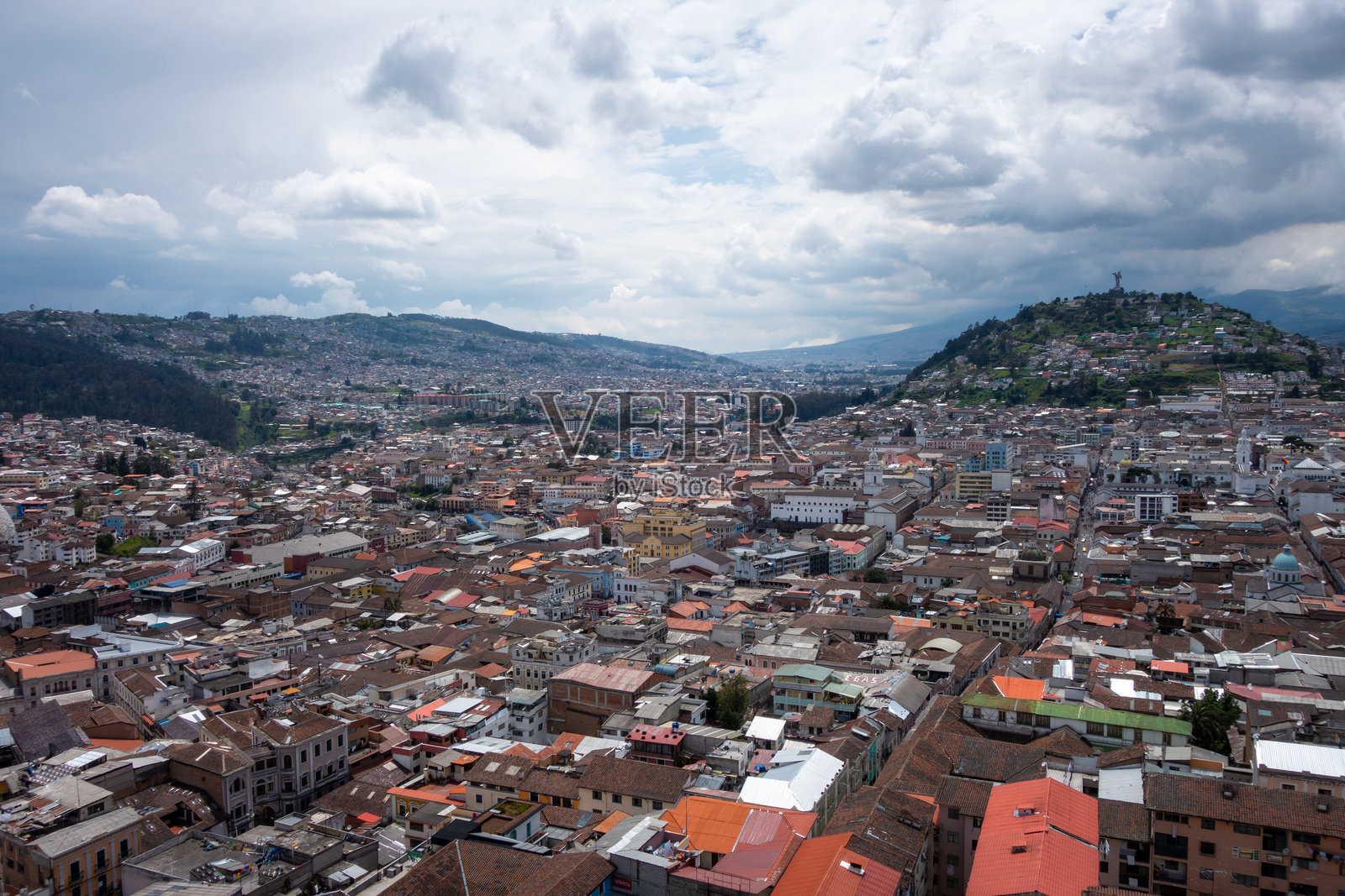 基多市的全景，背景是埃尔帕内西略的圣母像照片摄影图片