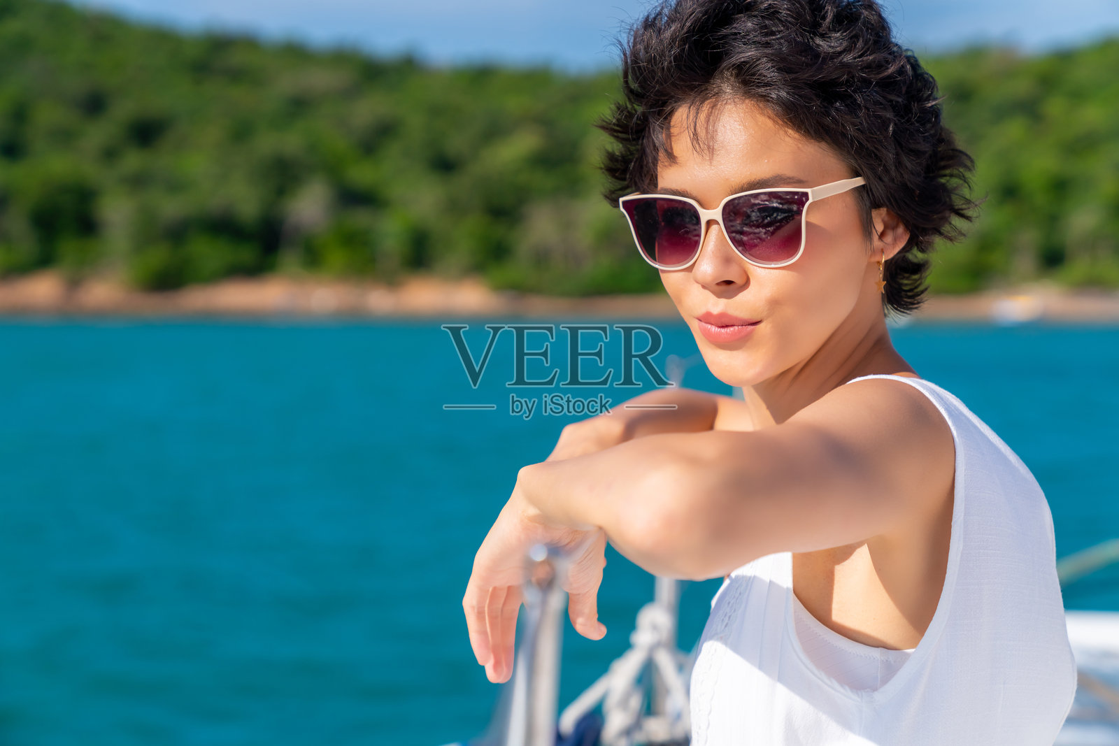 白人女性在奢华的双体帆船上享受海洋旅行，度过夏季假期。照片摄影图片