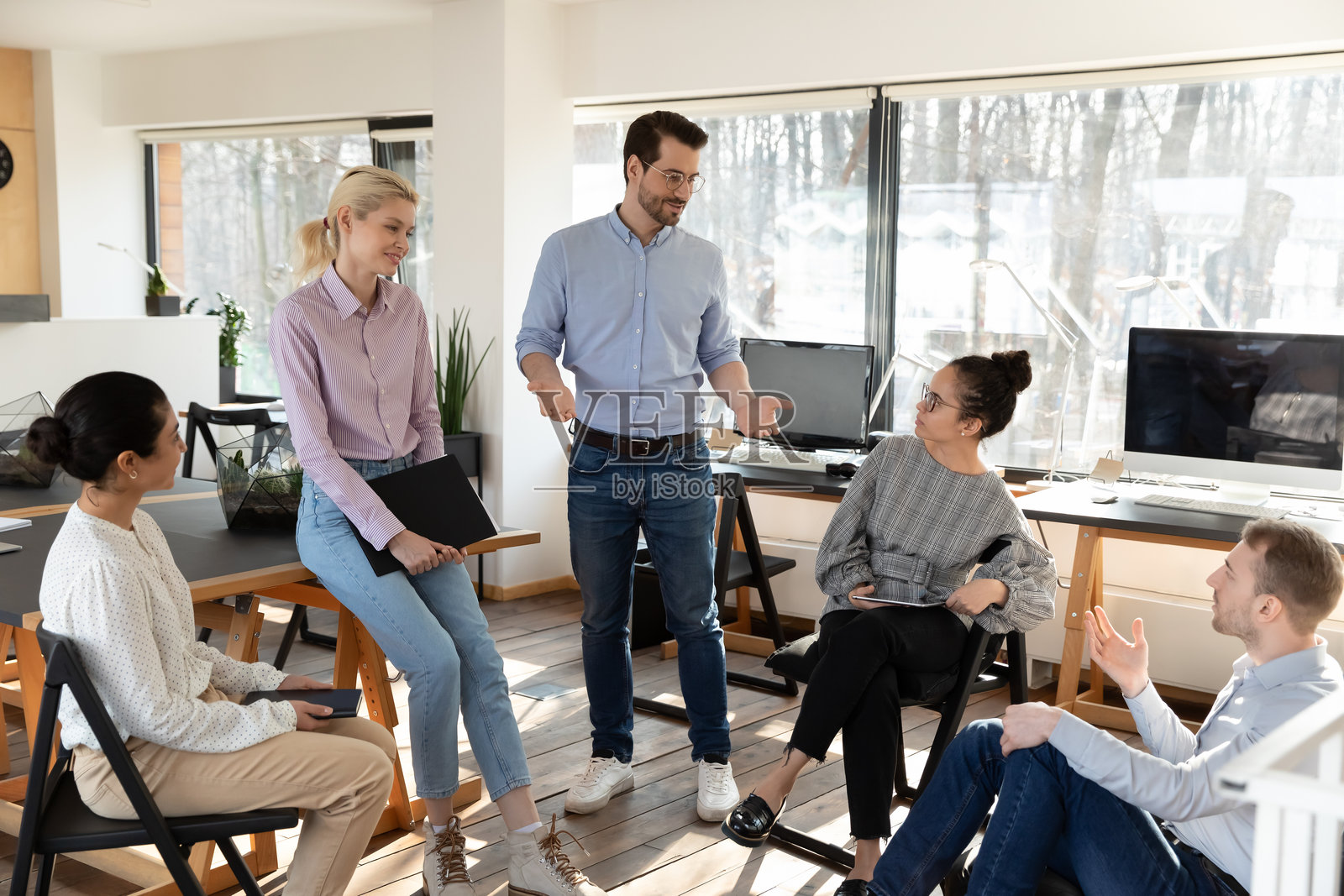 商业教练在教导多元化的实习生团队照片摄影图片
