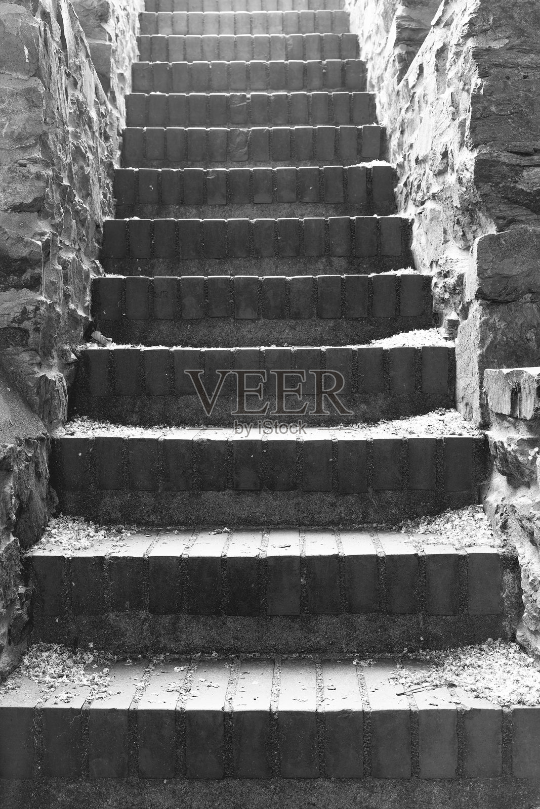 柔和的光线照亮了磨损的石阶，通向黄昏中迷人的花园景观，展现了大自然的宁静魅力。照片摄影图片