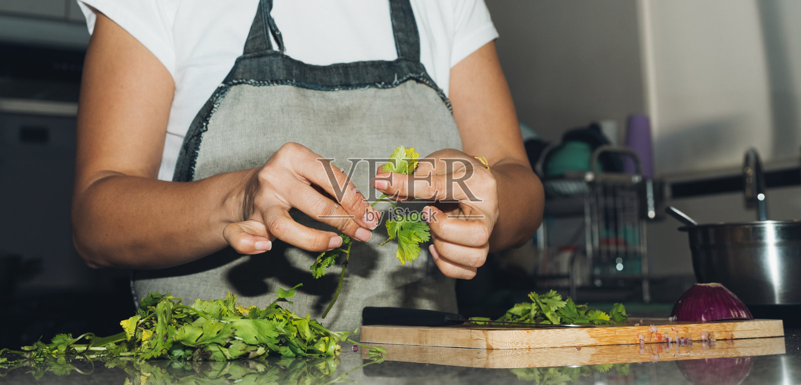在墨西哥的女人制作鳄梨酱照片摄影图片