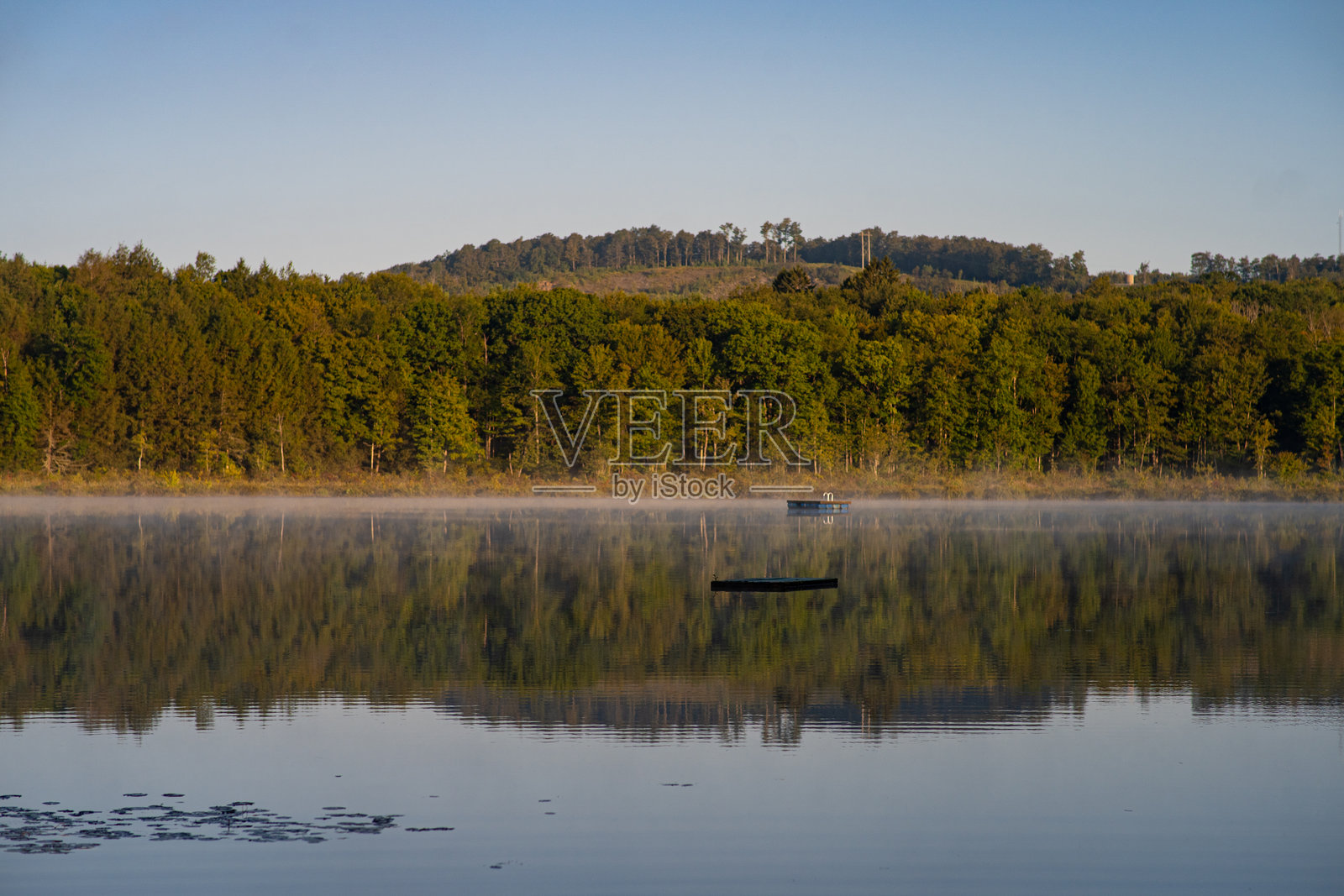 湖边日出与柔和的倒影照片摄影图片