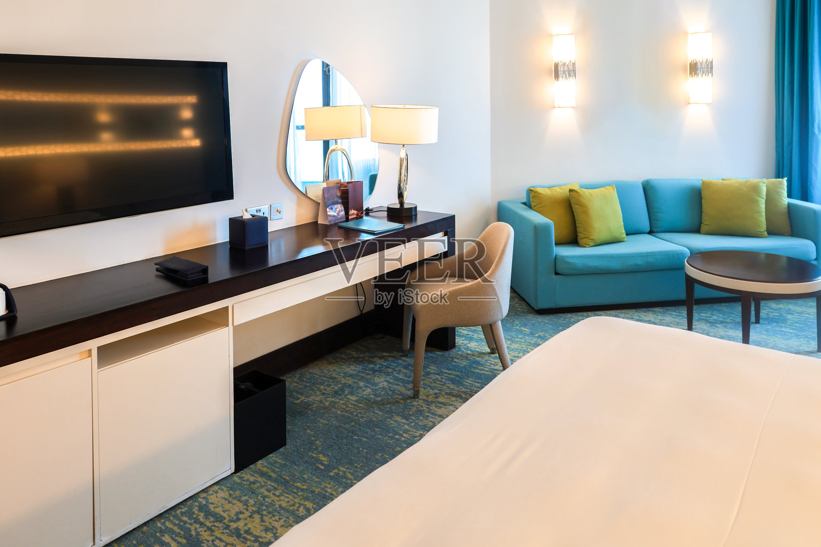 明亮的现代酒店房间，蓝色和黄色调照片摄影图片