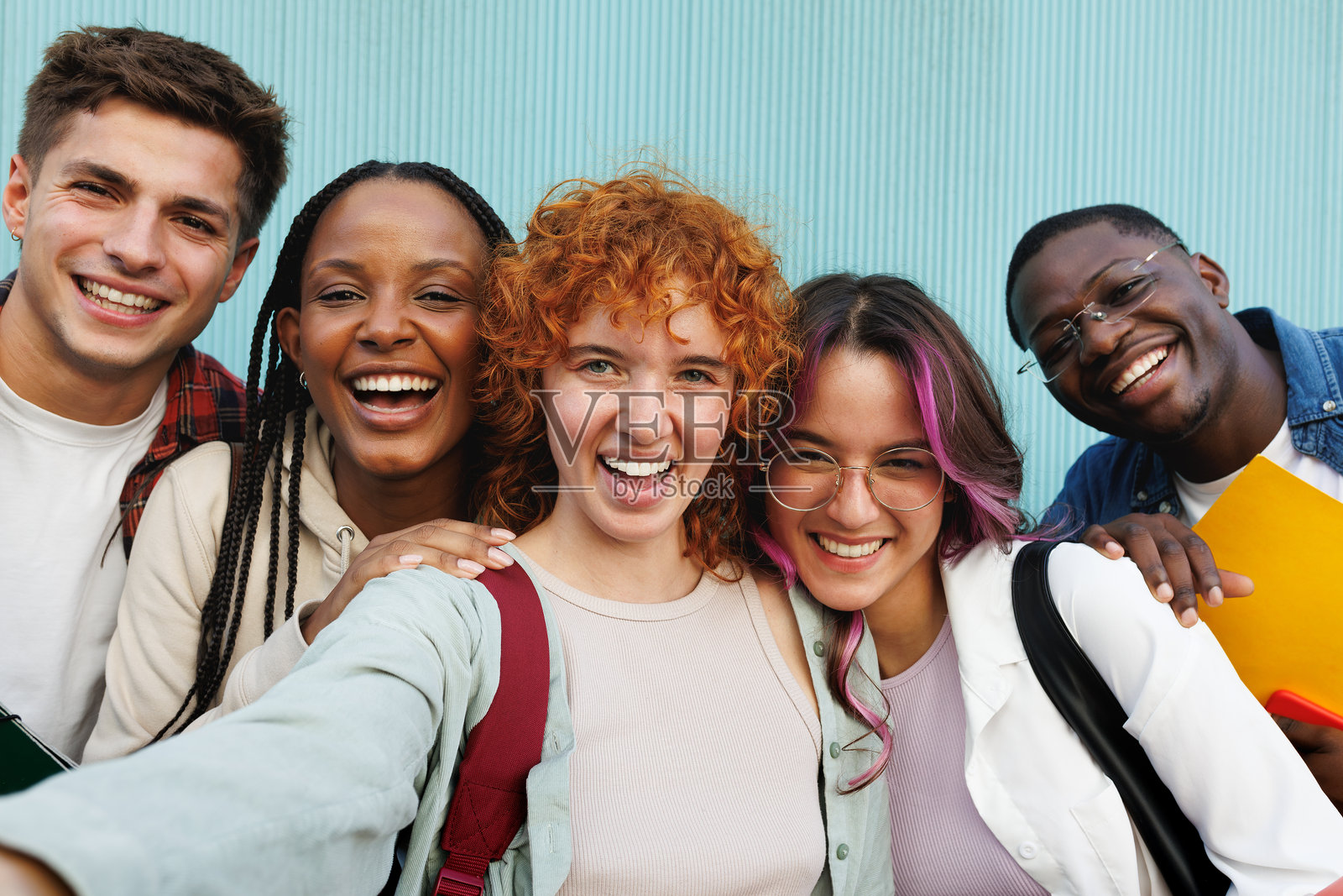 快乐的大学生们在户外一起自拍照片摄影图片