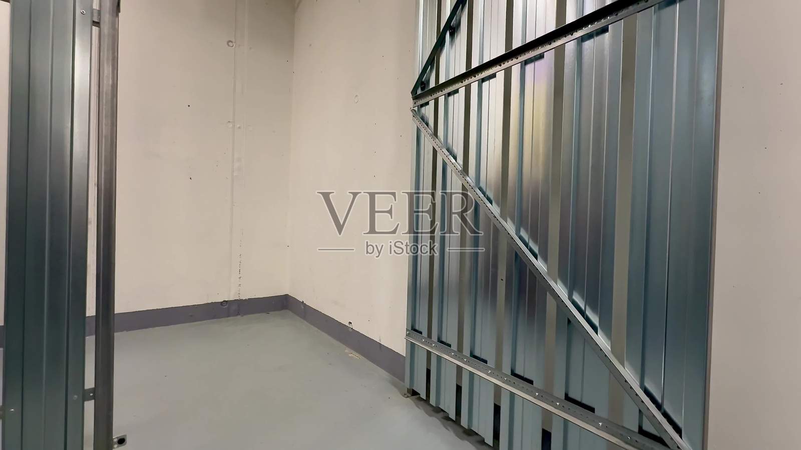 一个设计良好的储存设施内部，展示了坚固的金属框架照片摄影图片
