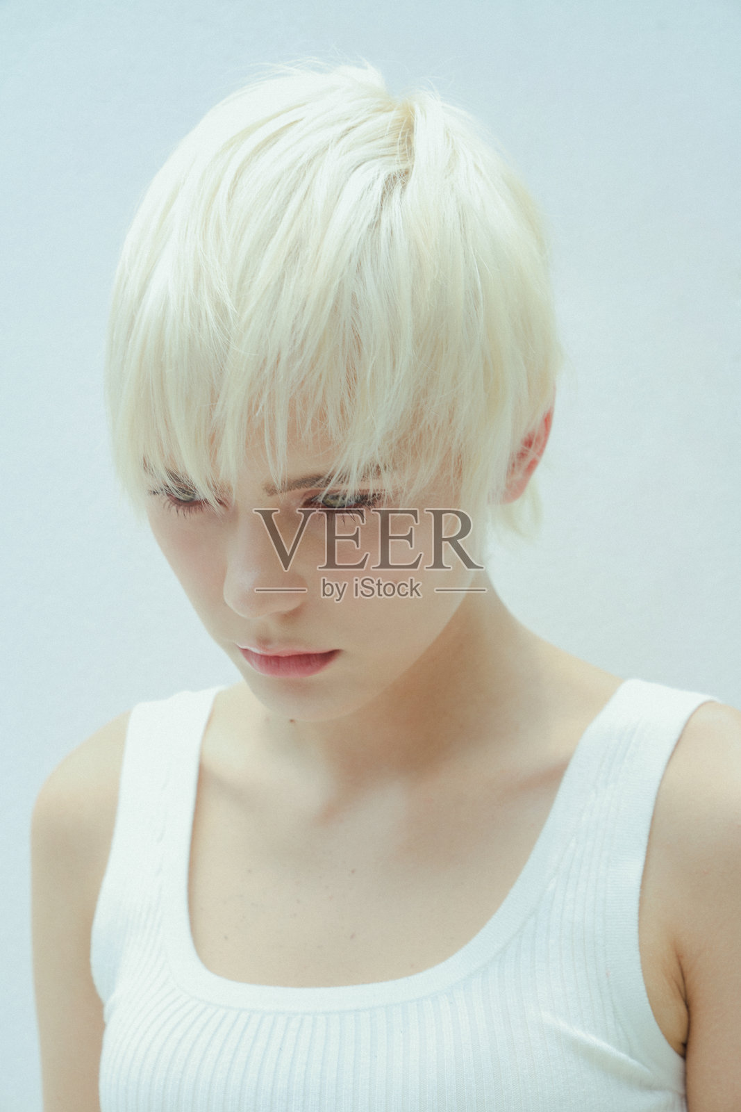 户外拍摄的白人女性气氛肖像照片摄影图片