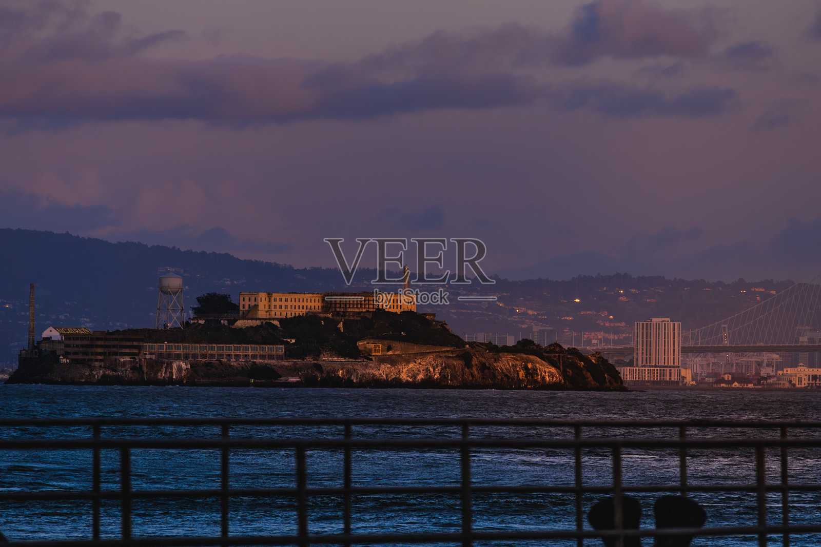 日落时分的渔码头，远眺阿尔卡特拉斯岛，索萨利托湾区照片摄影图片