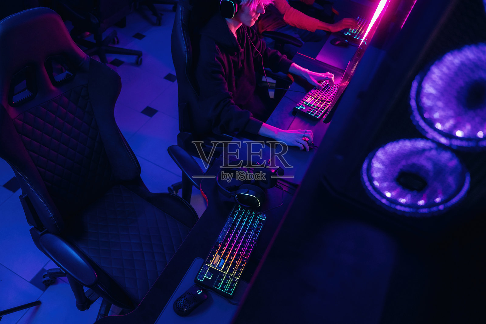 强大的冷却系统。玩家们正在电脑前玩视频游戏。照片摄影图片