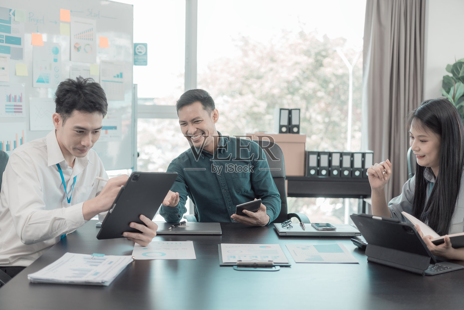 亚洲商务团队讨论显示成功团队合作成果的图表和图形，关于投资和商业增长的结果。照片摄影图片