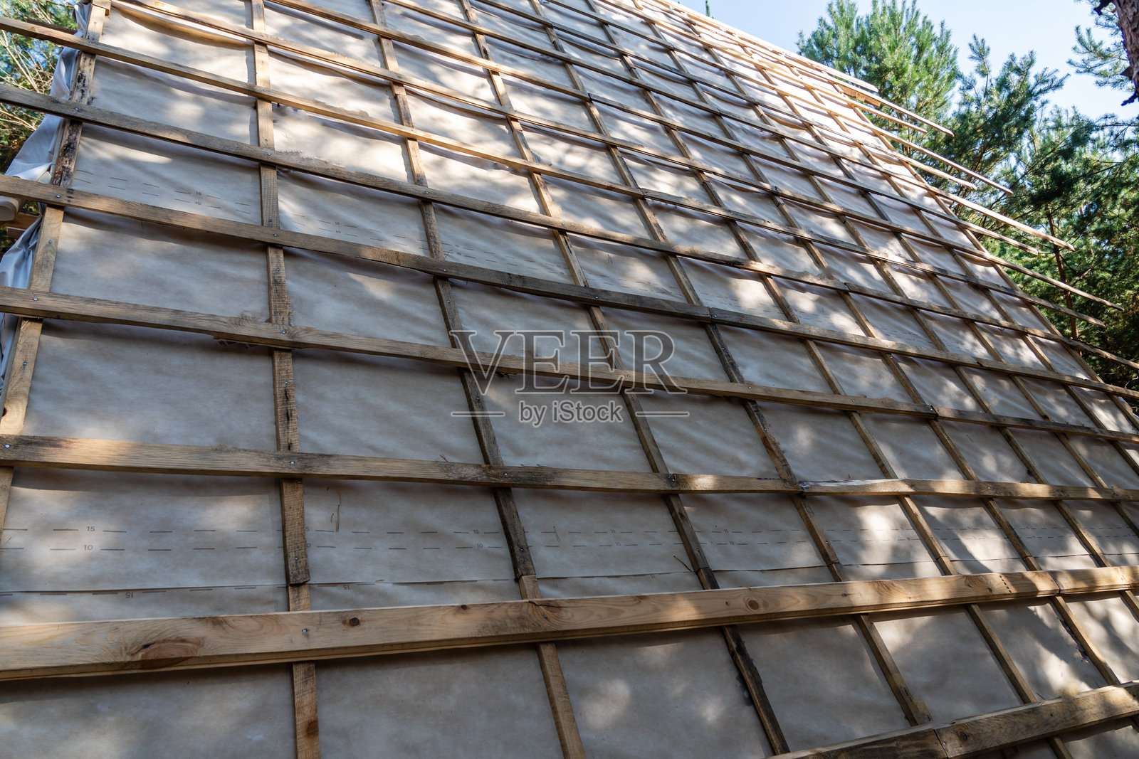 正在进行木屋框架和木屋顶的施工照片摄影图片