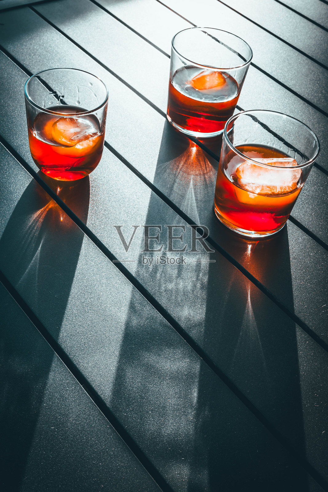 阳台桌子上的三杯苦艾酒照片摄影图片