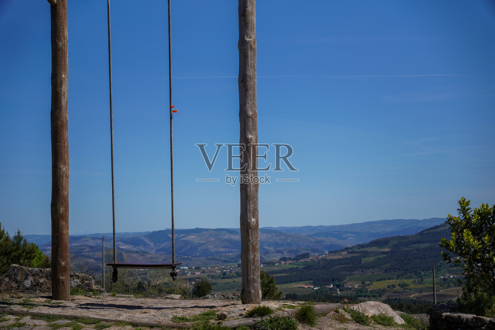 乡村风格的木秋千俯瞰风景如画的山顶景观照片摄影图片