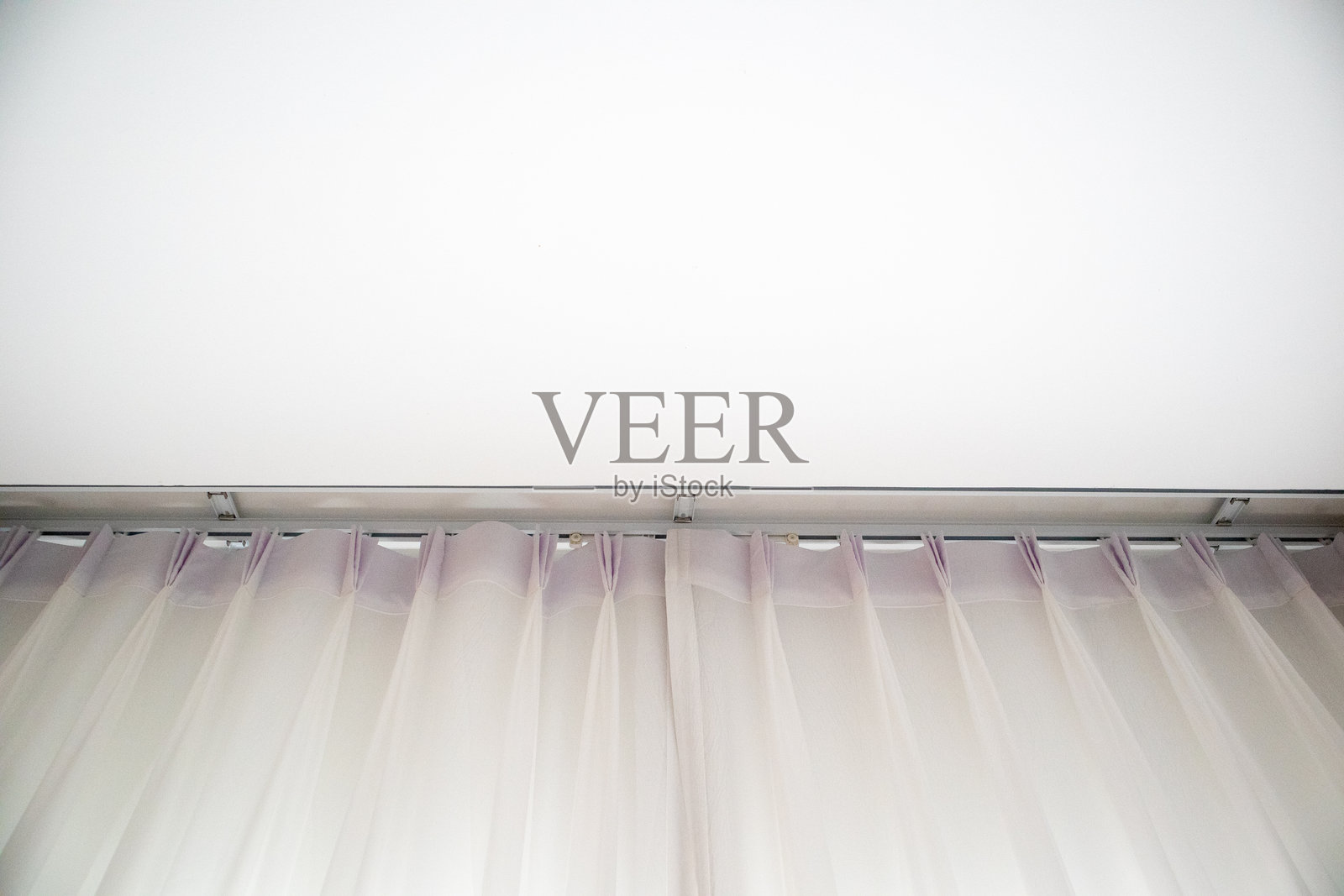 简约现代的客厅，配有柔软的白色窗帘 - 舒适而优雅的室内设计照片摄影图片