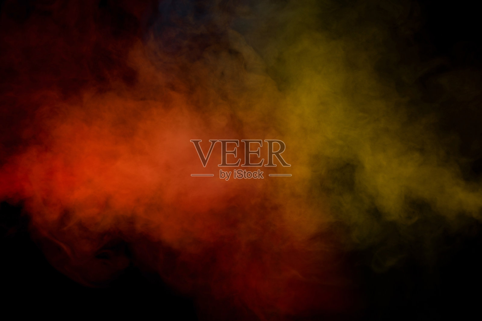 黑色背景上的橙色和红色蒸汽。照片摄影图片