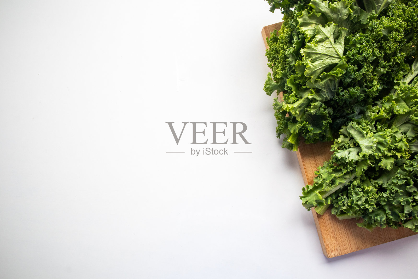 新鲜的绿羽衣甘蓝叶子在切菜板上 - 健康的有机绿叶蔬菜特写照片摄影图片