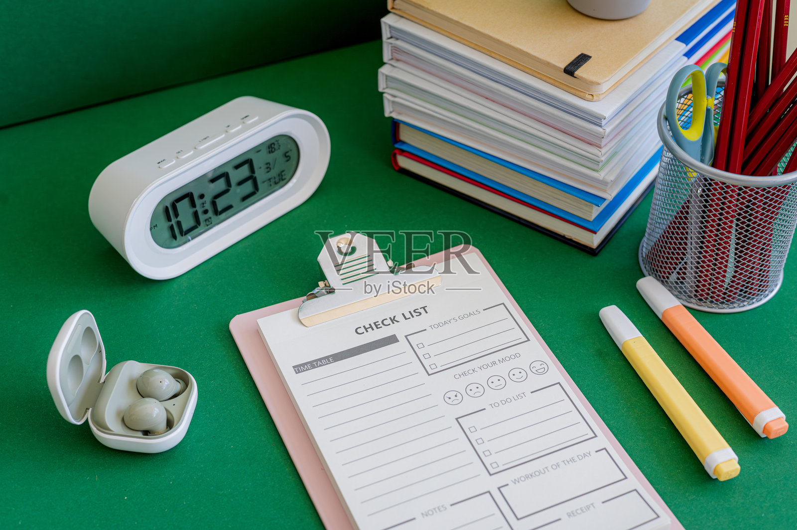 五彩缤纷的文具在绿色背景上照片摄影图片