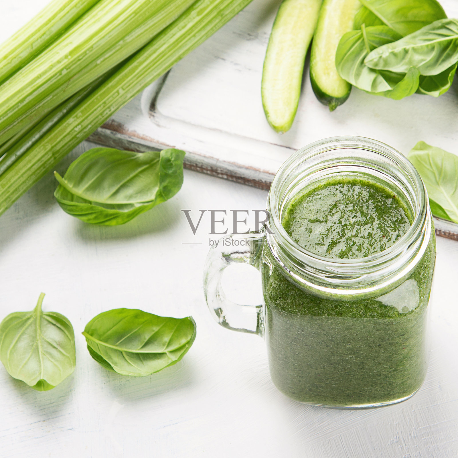 健康的绿色果昔。健康饮食。照片摄影图片