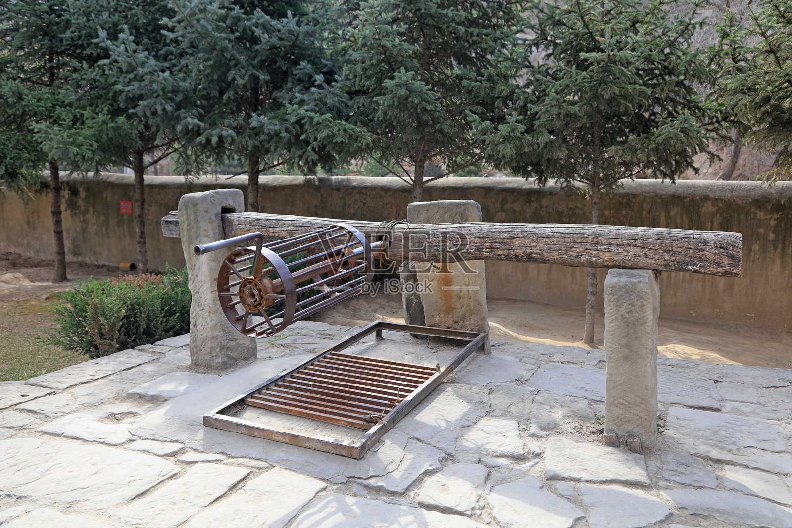 中国传统水源工具滚筒绞车照片摄影图片