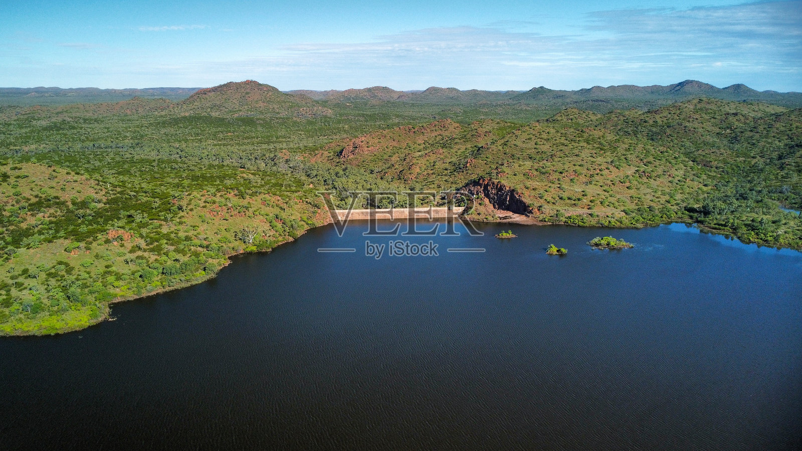 从高处俯瞰澳大利亚灌木丛中的大坝及其湖泊照片摄影图片