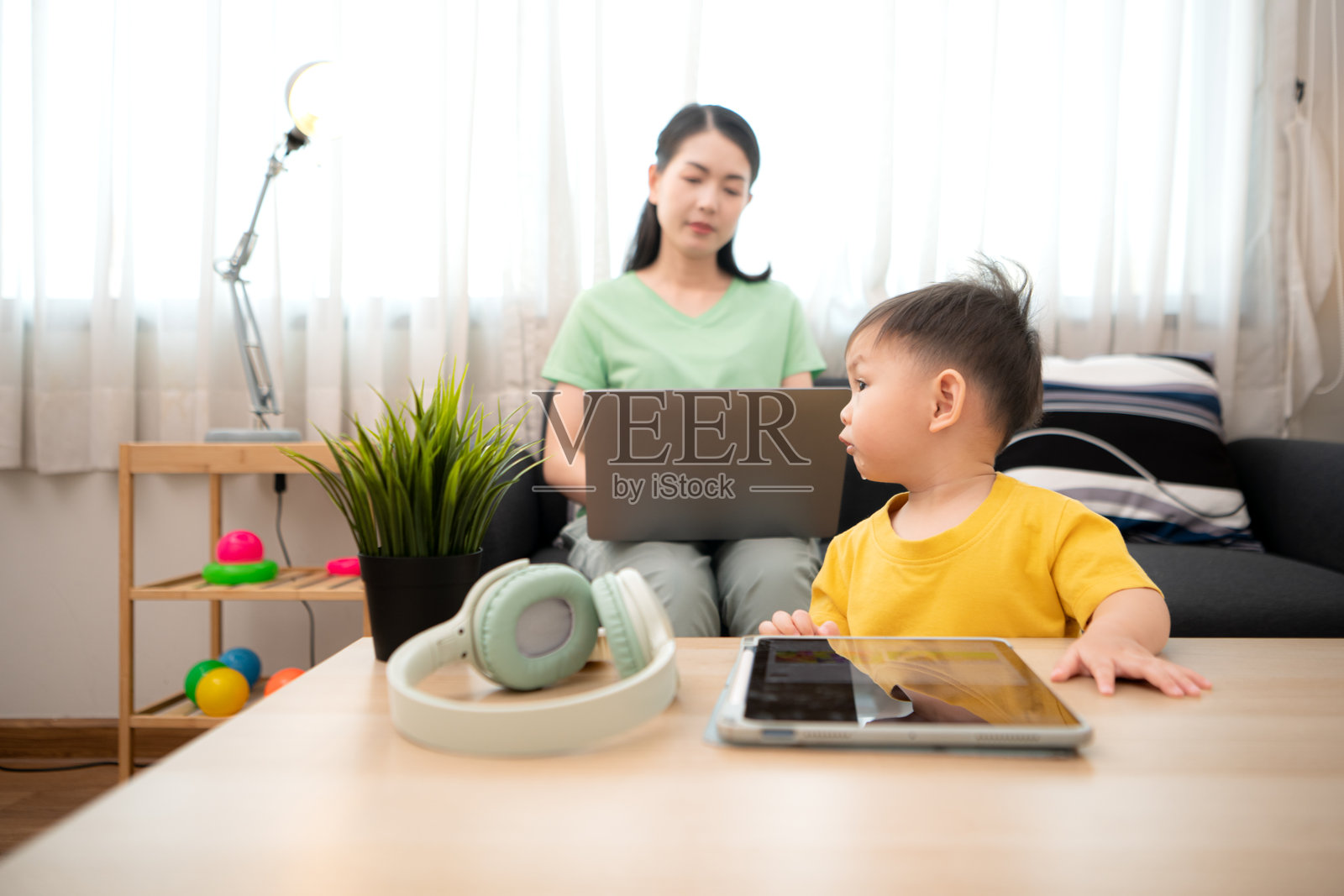 在家度假时，母亲与小孩一起进行活动。照片摄影图片