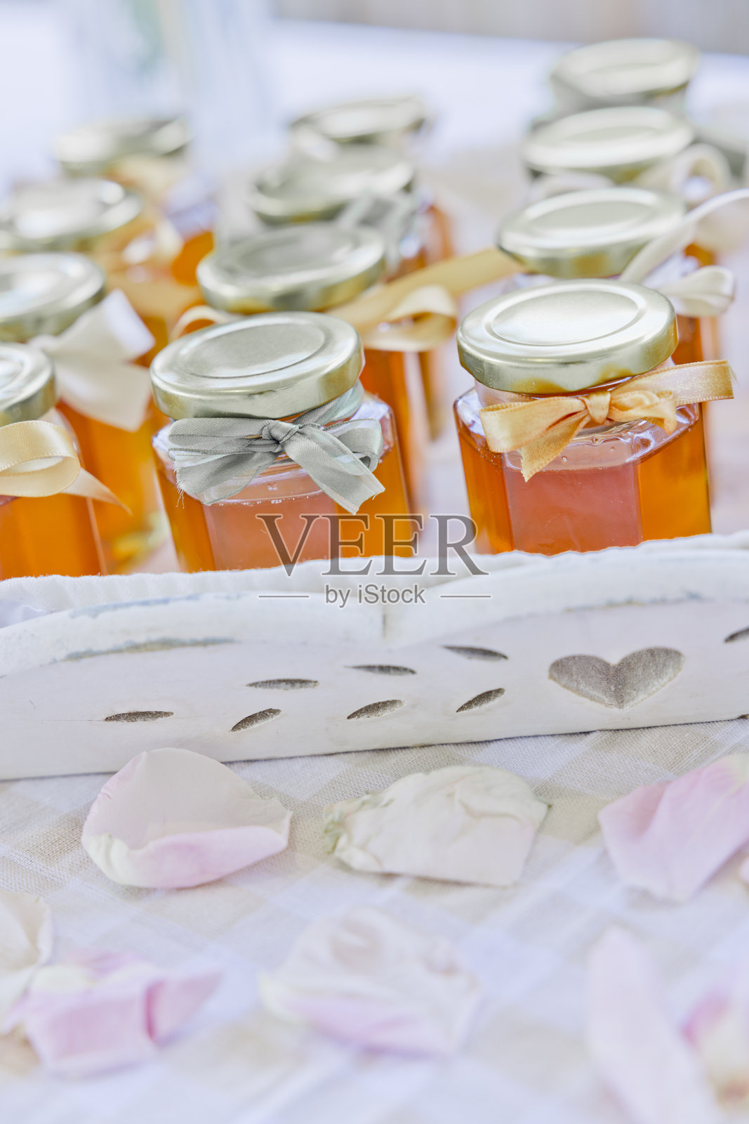 自制蜂蜜装在罐子里照片摄影图片