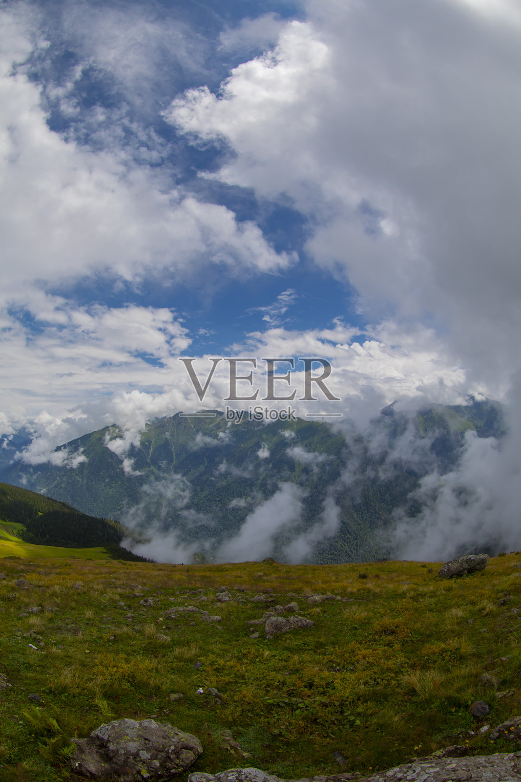 虽然巴达拉高原被称为赫姆辛区的高原，但通常是通过查姆利赫姆辛区的道路到达。高原位于一个山丘上的平坦区域。照片摄影图片