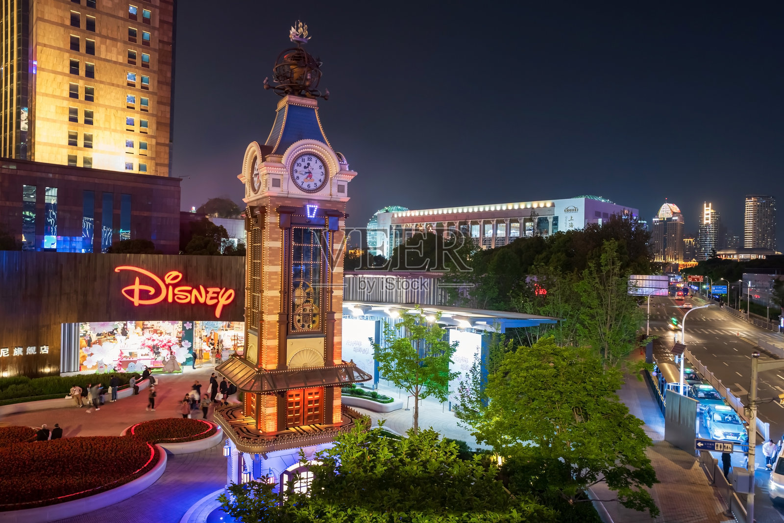 上海陆家嘴的迪士尼旗舰店夜景照片摄影图片