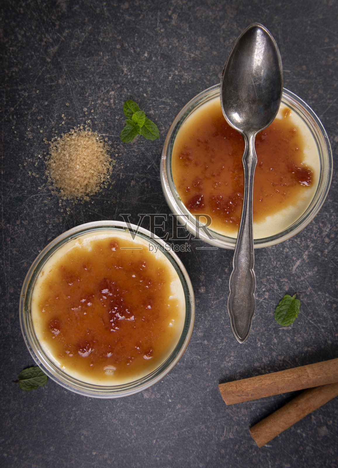 焦糖布丁 - 美味的传统法式甜点照片摄影图片