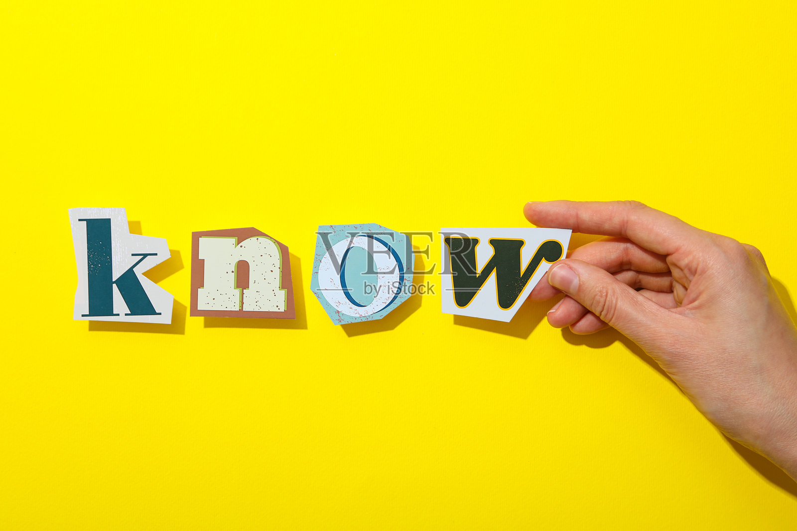 字母在黄色背景上排列成单词。照片摄影图片