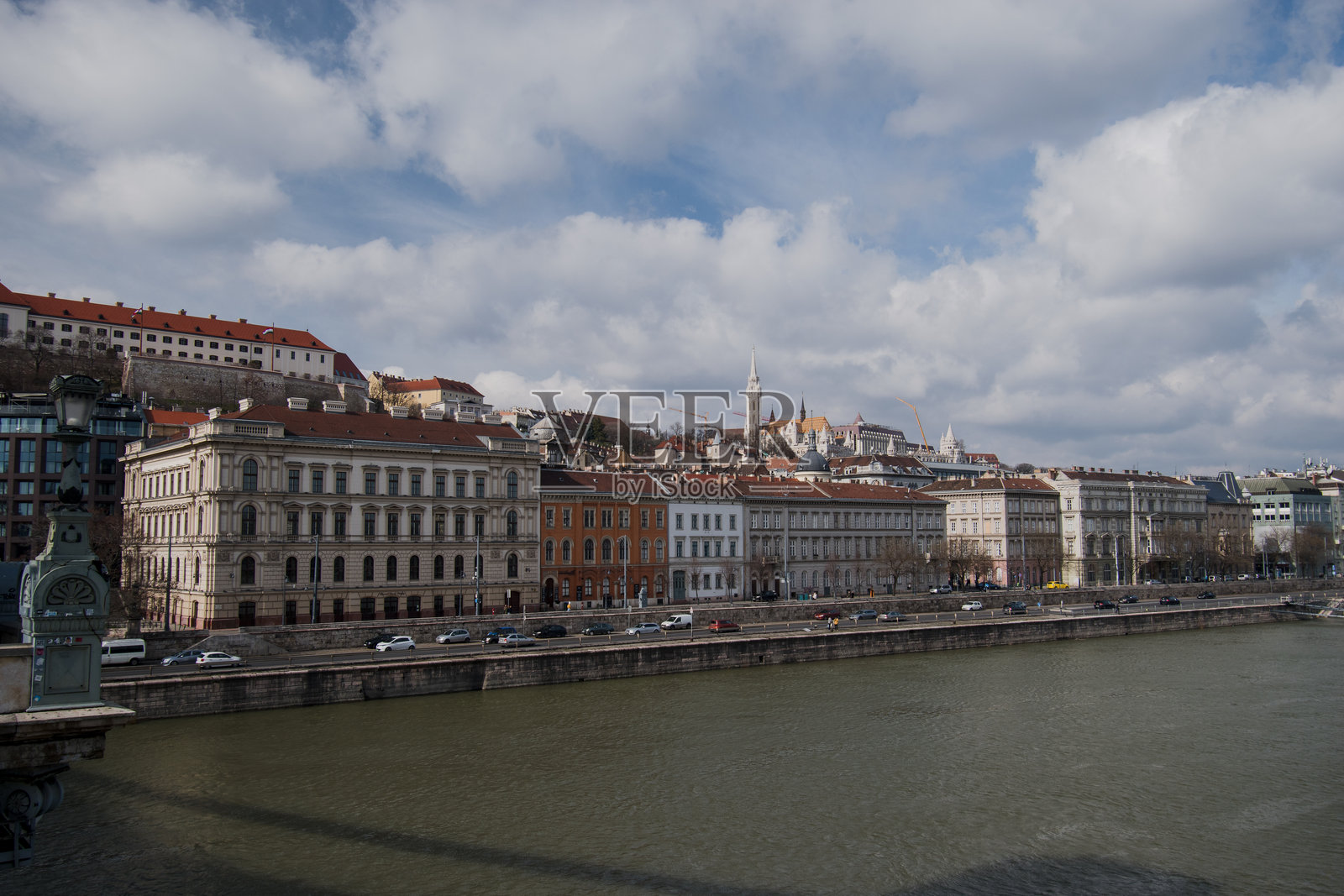 从塞切尼链桥俯瞰匈牙利布达佩斯城市的全景，河流多瑙河蜿蜒而过。照片摄影图片