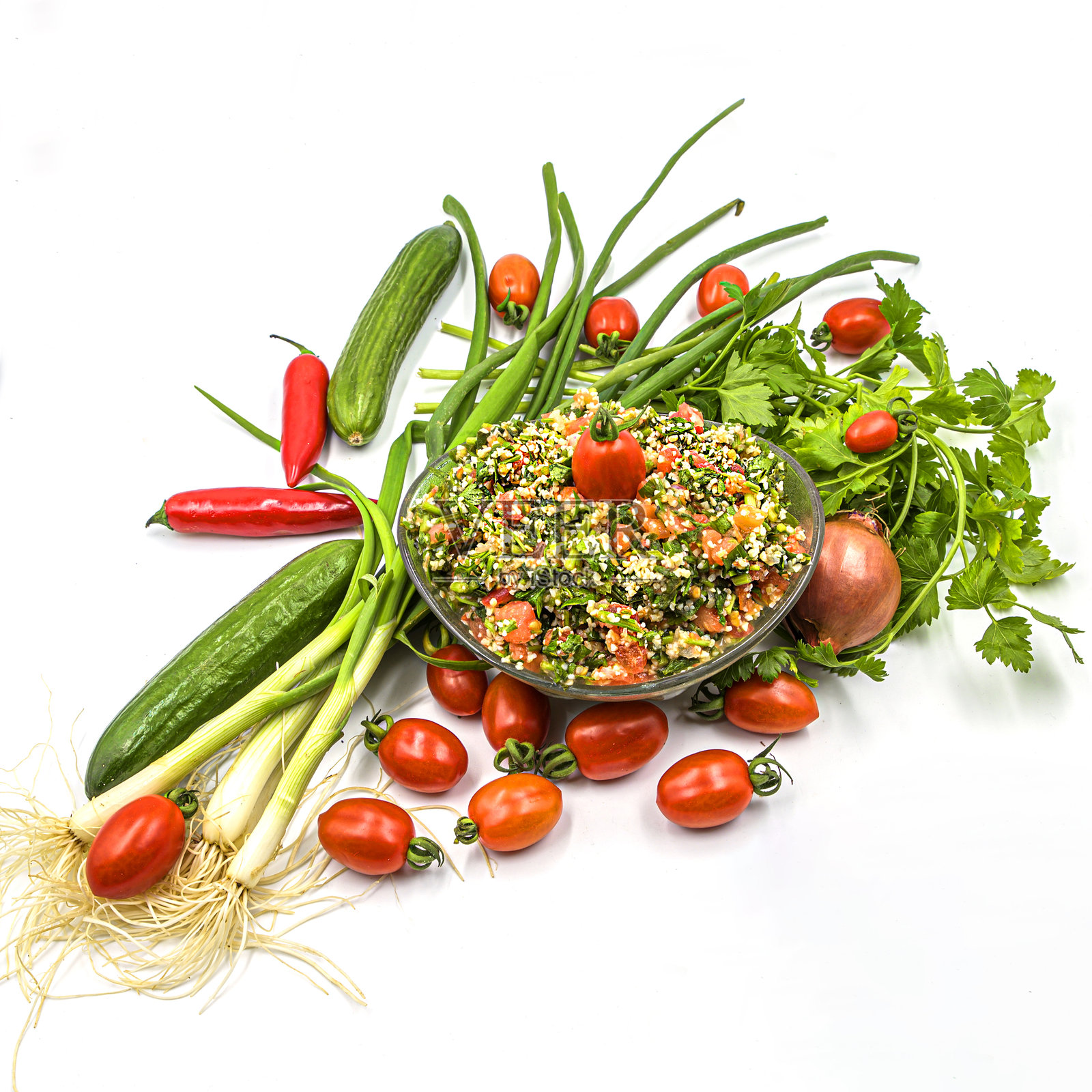 新鲜蔬菜的塔布勒沙拉。传统塔布勒沙拉的新鲜呈现，盛放在玻璃碗中，周围环绕着其天然食材。照片摄影图片