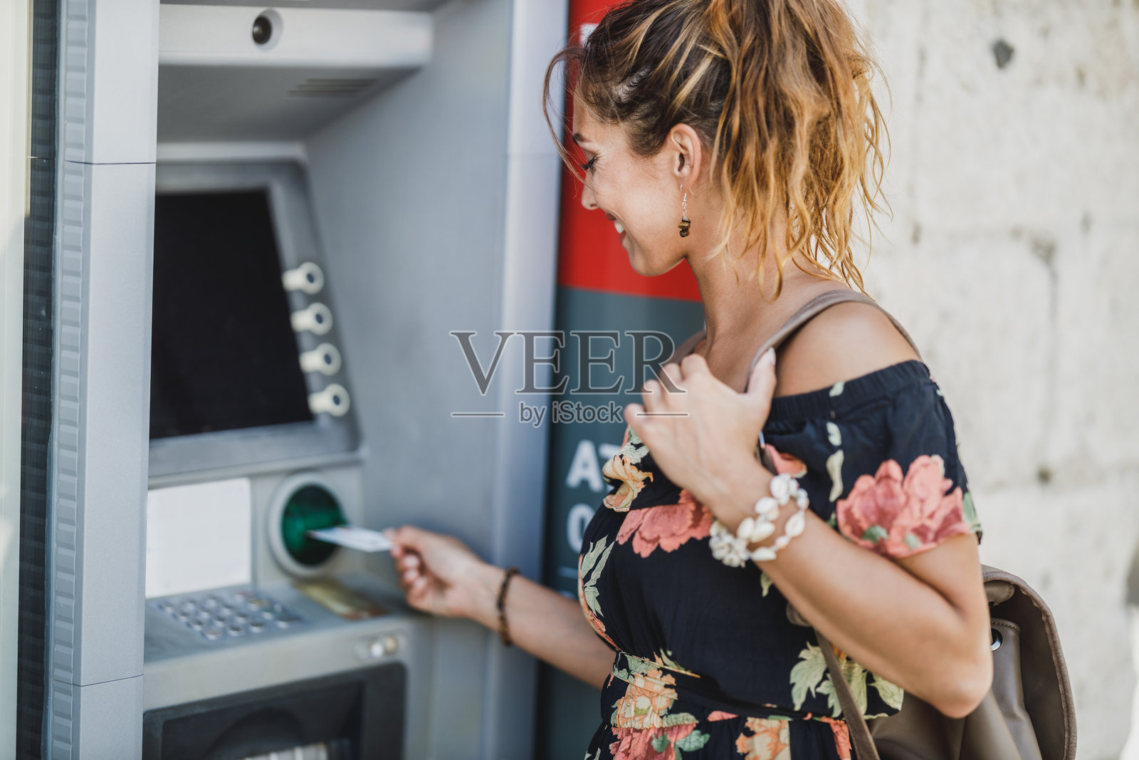 卡入，现金出照片摄影图片