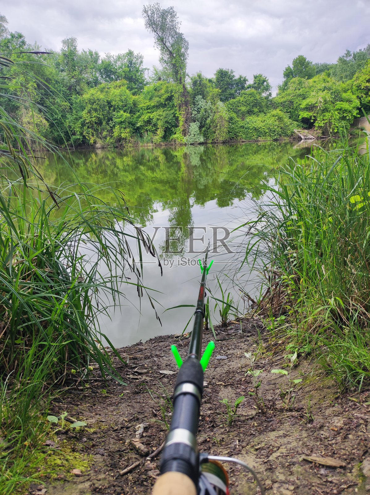 在河边钓鱼照片摄影图片