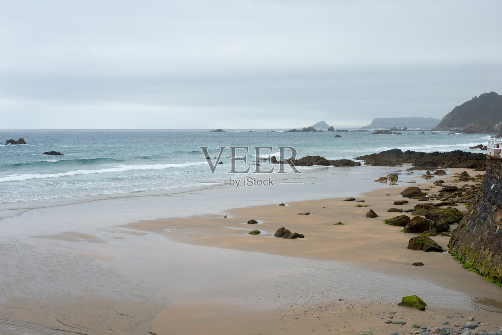 美丽的洛斯奎布兰托斯海滩景色，位于阿斯图里亚斯的圣胡安德拉阿雷纳照片摄影图片