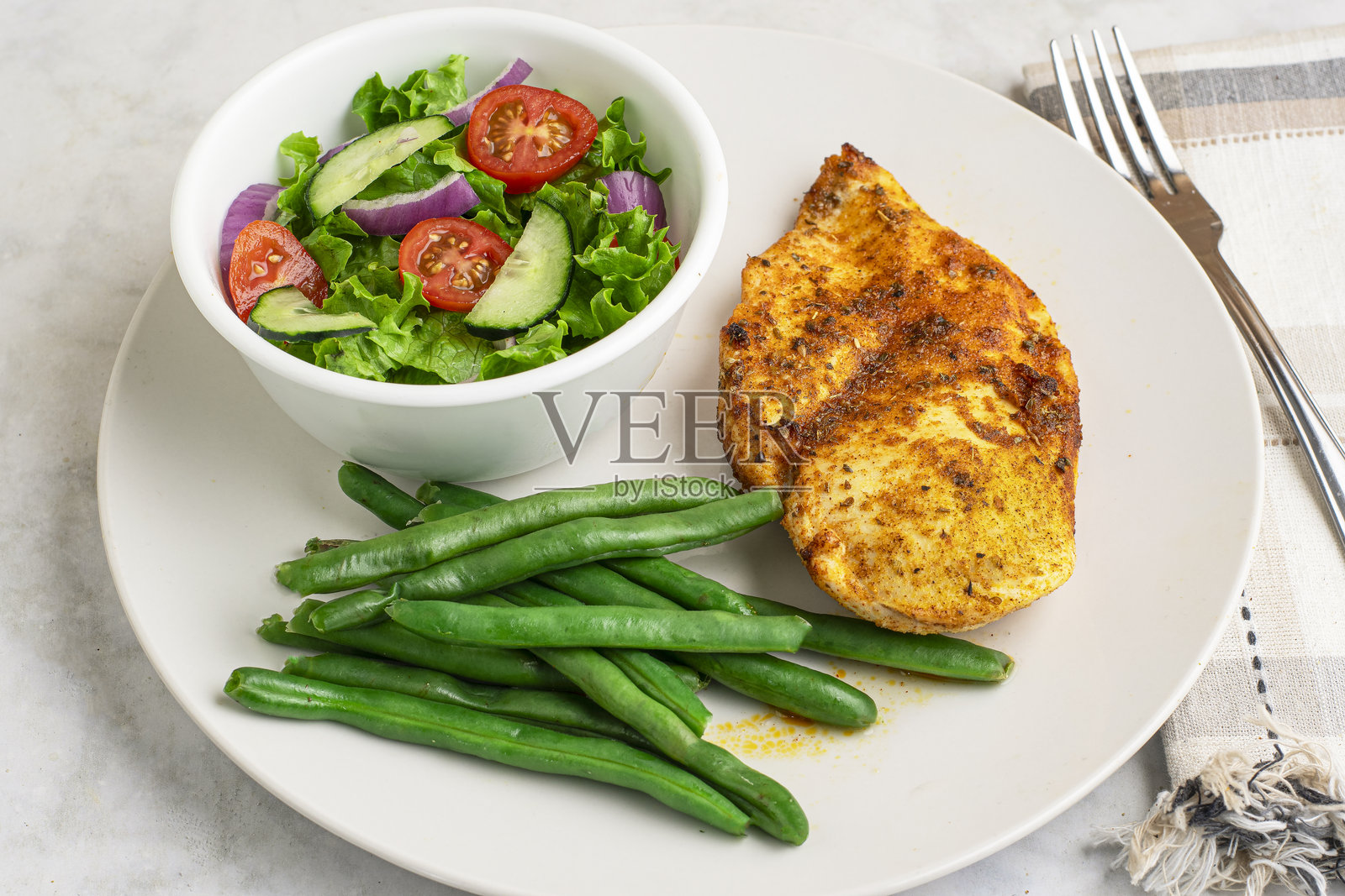 调味鸡胸肉配青豆和沙拉照片摄影图片