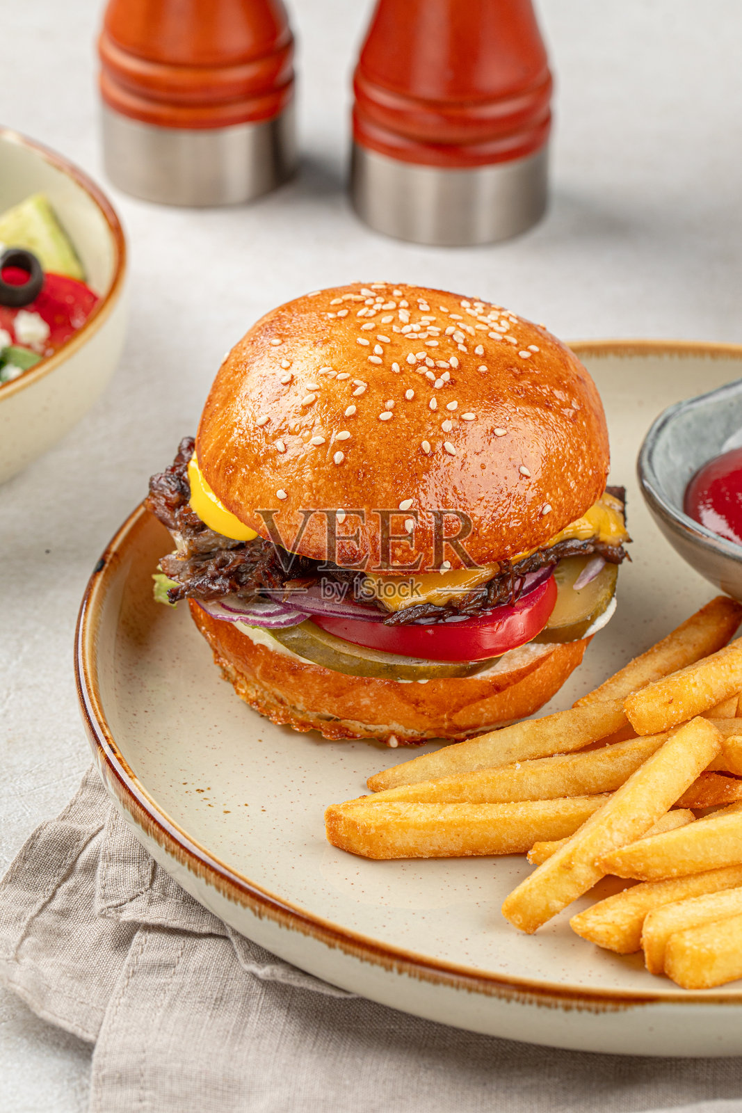 汉堡的一部分配薯条照片摄影图片