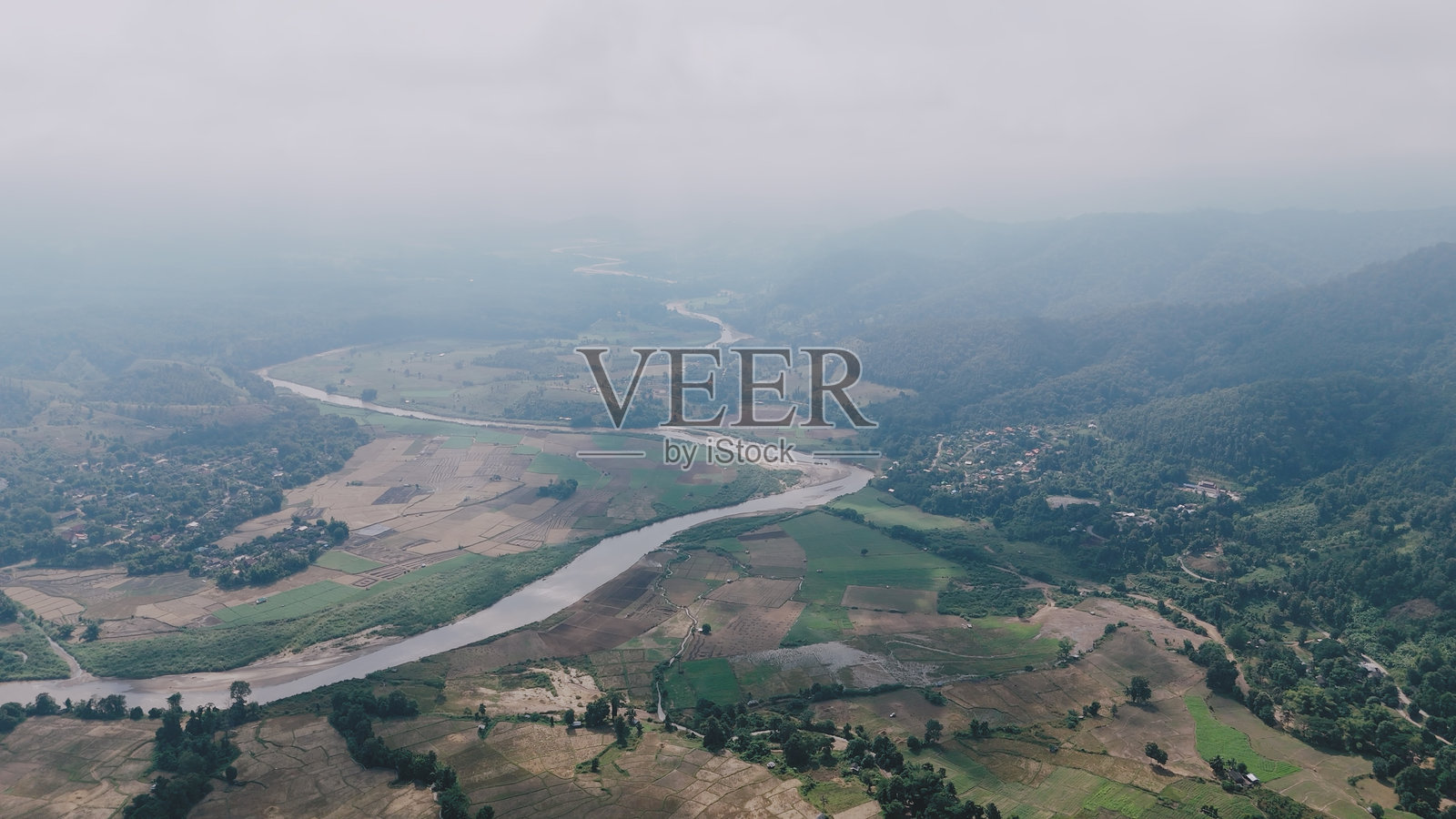 丰富森林的空中山脉。绿色可持续景观概念。照片摄影图片