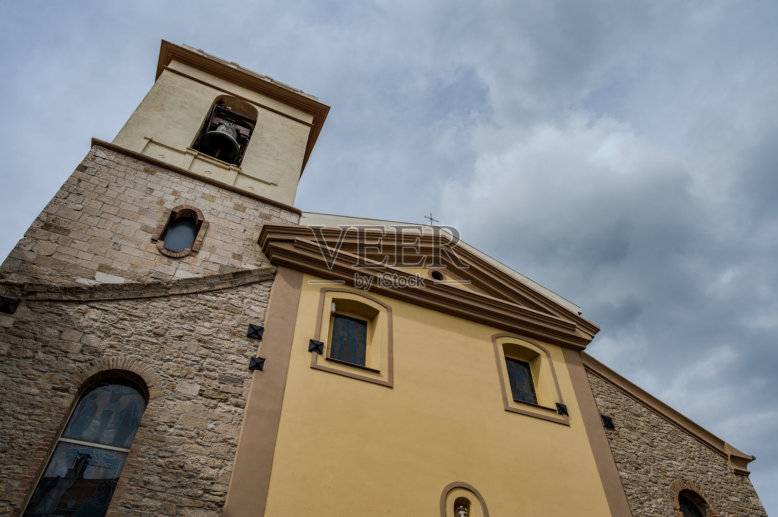 弗罗索洛内，莫利塞。圣米歇尔大天使教堂。照片摄影图片