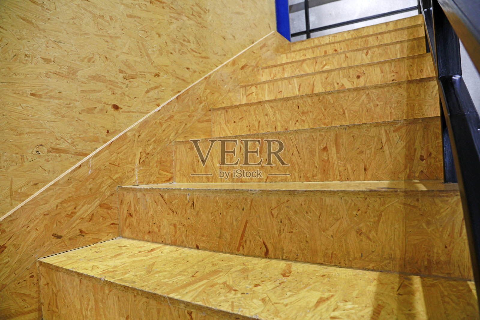 由颗粒板制成的楼梯照片摄影图片