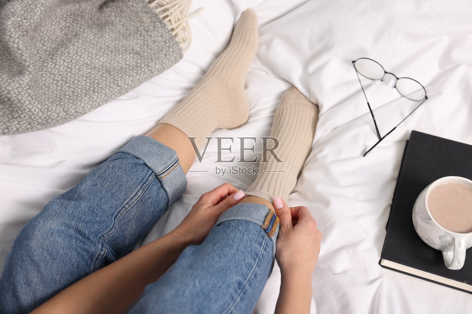 女人在床上穿着米色袜子的特写镜头照片摄影图片