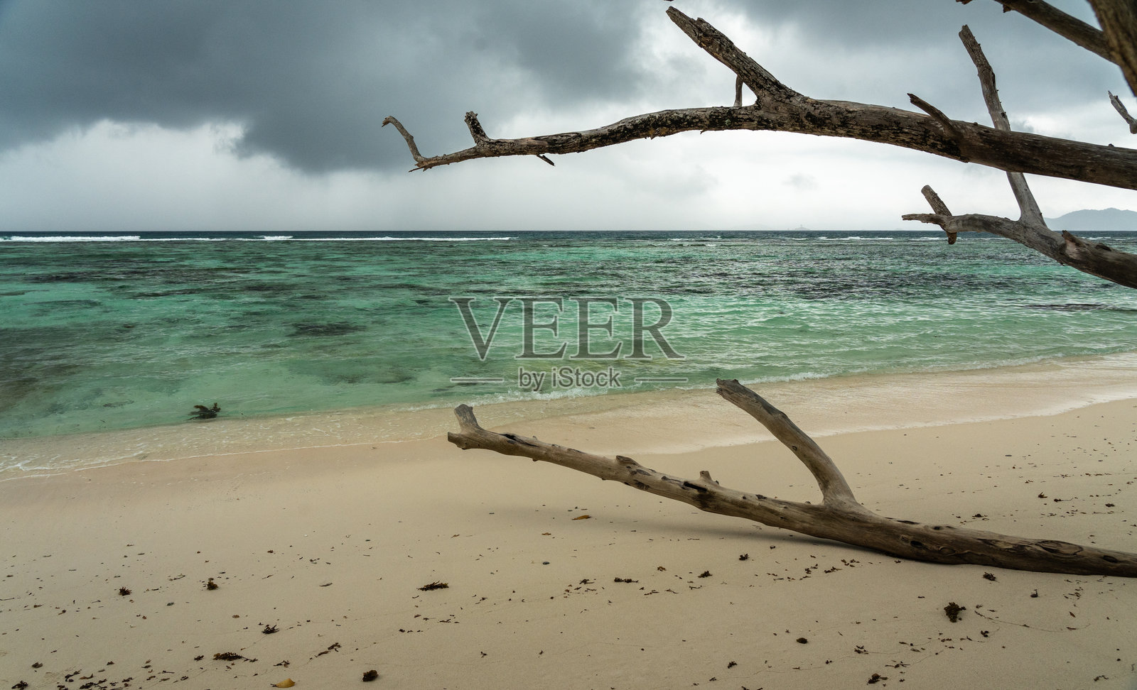 塞舌尔普拉林岛的热带荒 deserted beach，白色沙滩，碧蓝海水照片摄影图片