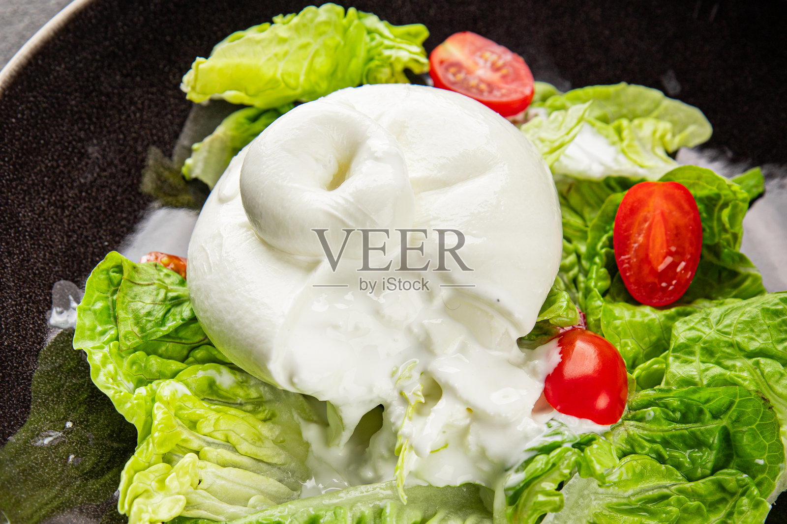 布拉塔奶酪沙拉，水牛奶奶酪沙拉，鲜美的美食背景，桌上的乡村风格美食俯视图，留白，适合生酮和古饮食，素食主义者。照片摄影图片