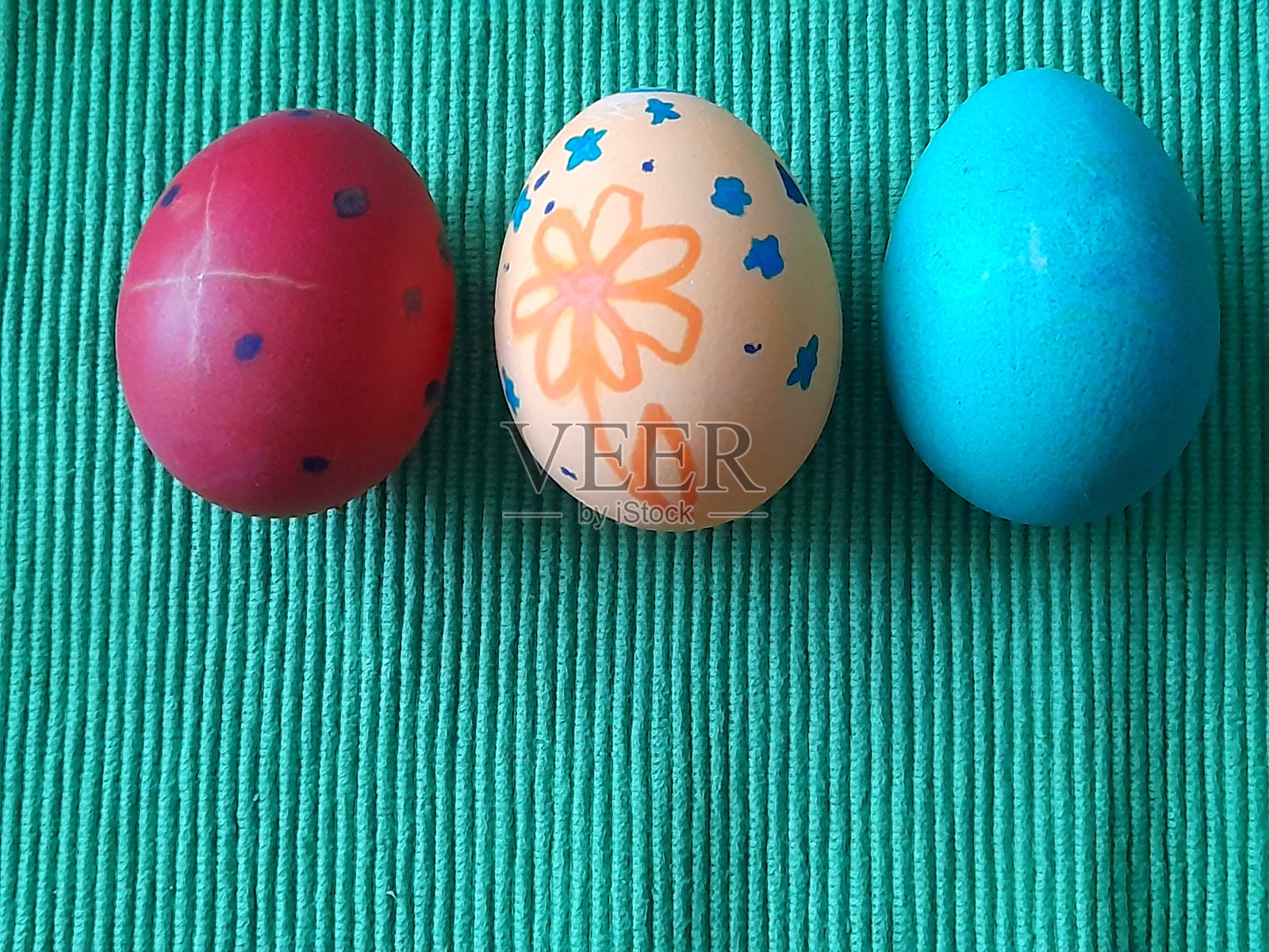 三个复活节彩蛋与绿色背景照片摄影图片