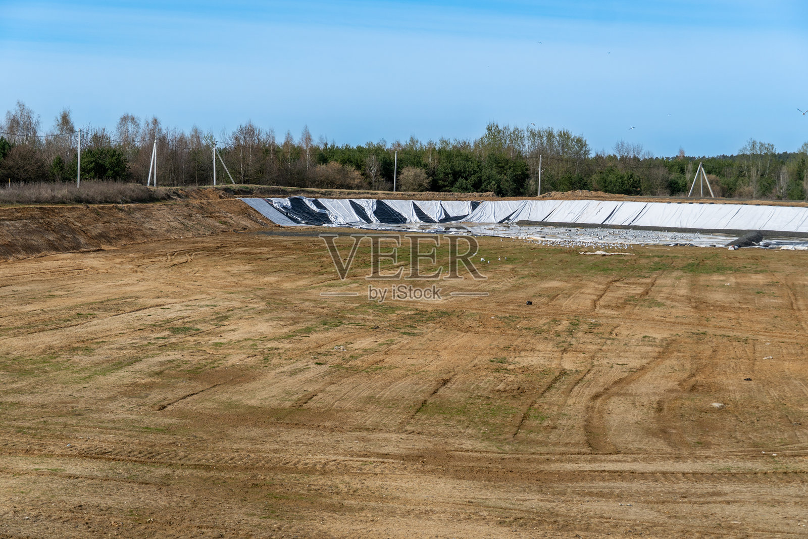 用塑料衬垫衬里的水库，保护地下水免受农业应用中有害化学物质的影响照片摄影图片