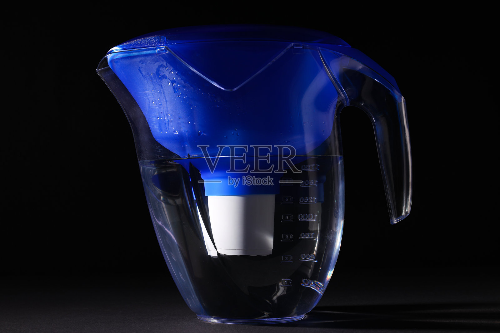 现代水过滤器在黑色背景上照片摄影图片