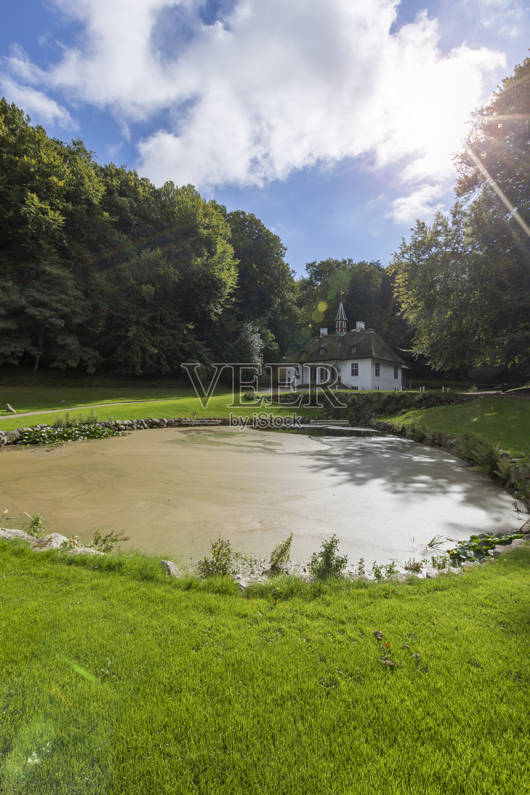 丹麦门岛的利塞伦德公园与古老的夏季庄园照片摄影图片