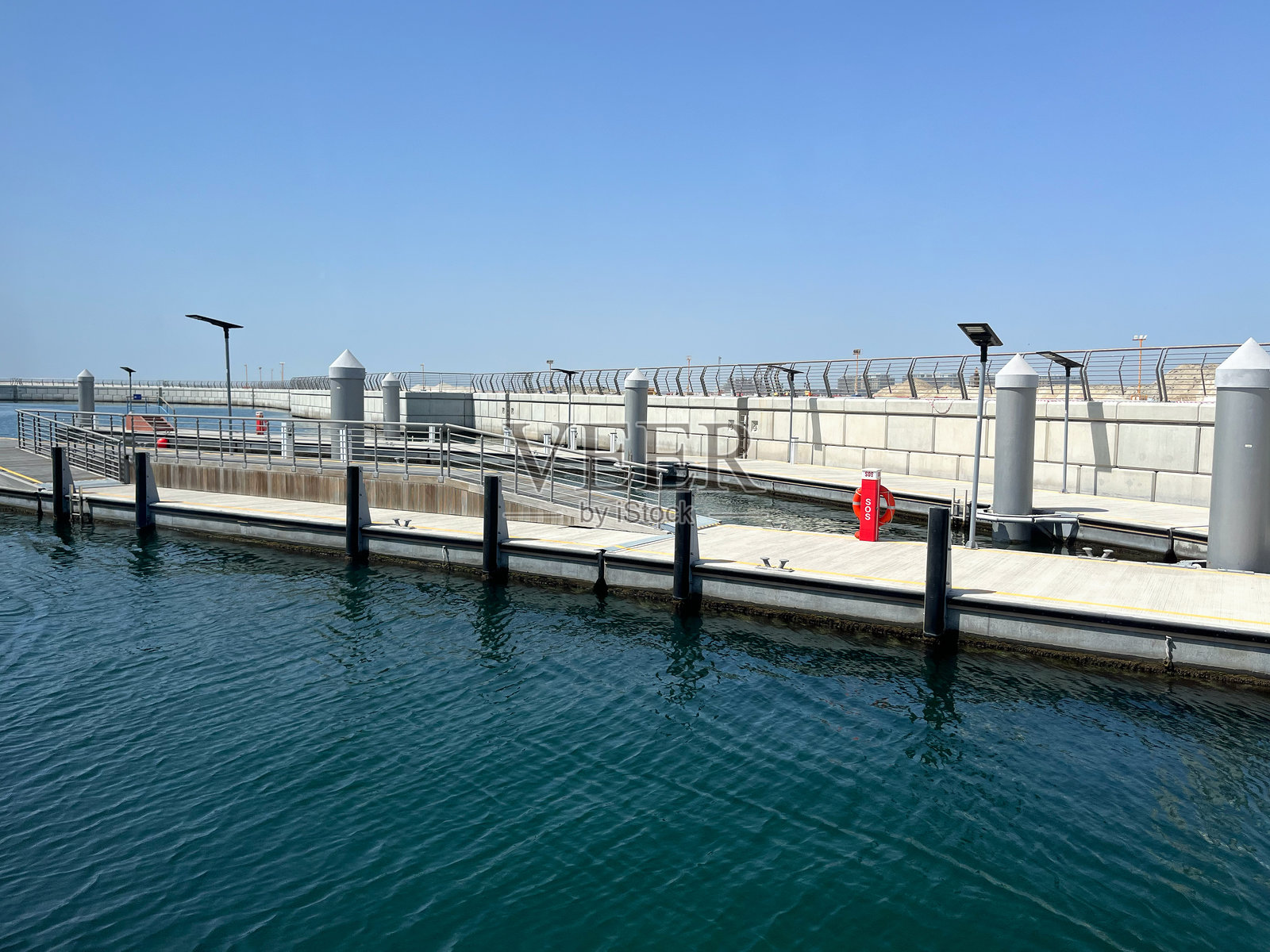 现代浮动码头配有太阳能电池板，港口内有救生圈照片摄影图片