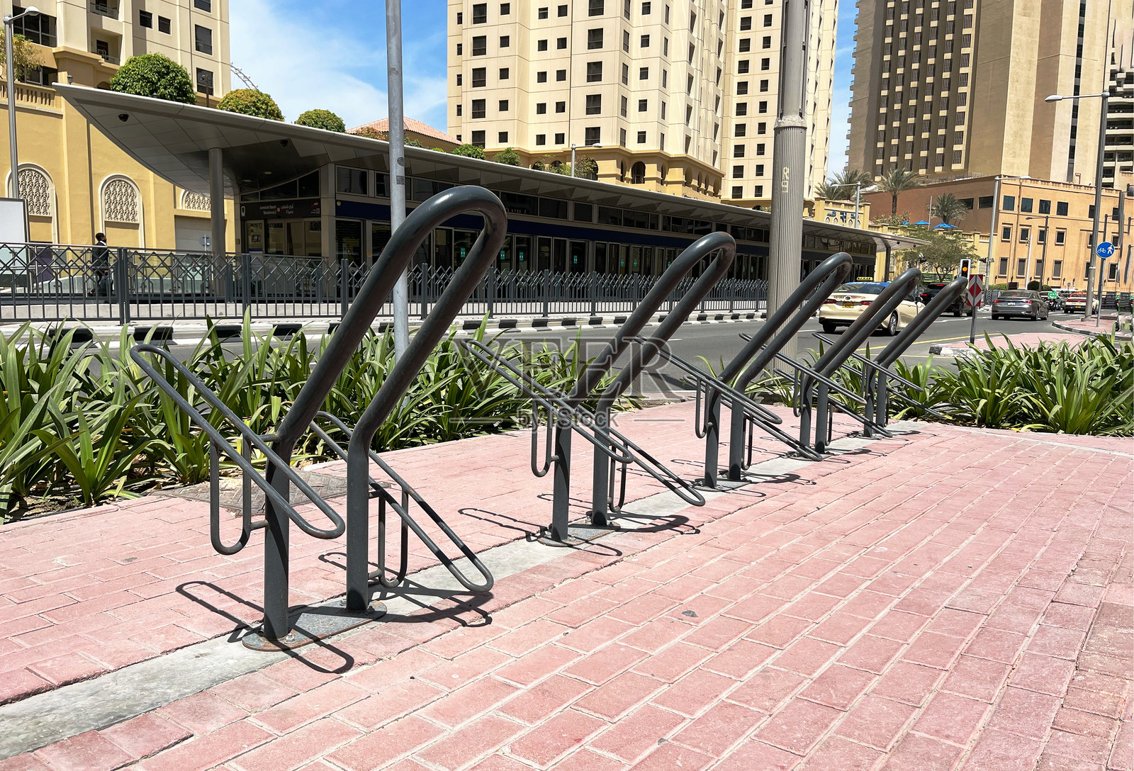 现代空置的自行车停车架。促进环保交通的城市出行基础设施。阿联酋迪拜，2025年4月7日照片摄影图片