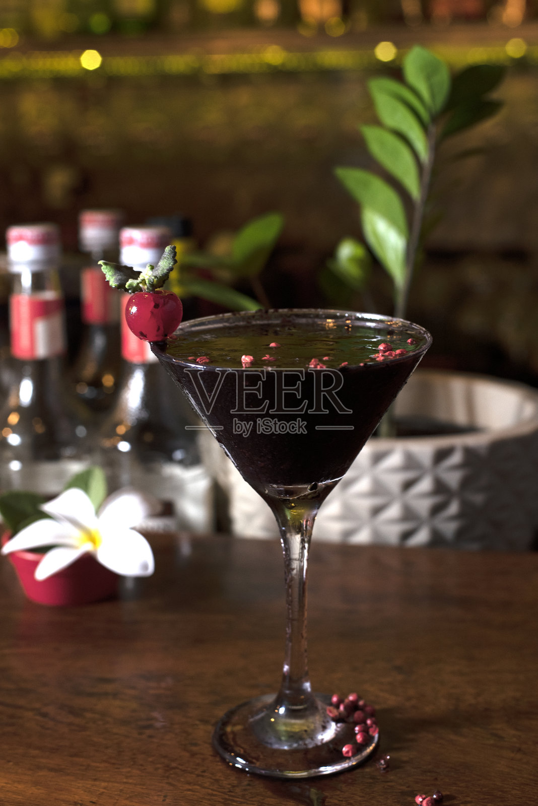 清爽的柑橘水果鸡尾酒：金酒、伏特加、莫吉托、青柠，适合炎热天气。照片摄影图片