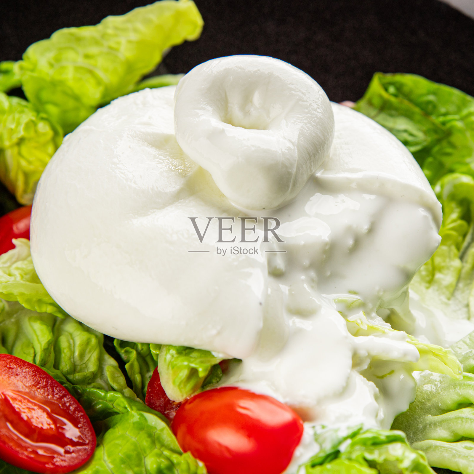 布拉塔奶酪沙拉，水牛奶奶酪沙拉，鲜美的美食背景，桌上的乡村风格美食俯视图，留白，适合生酮和古饮食，素食主义者。照片摄影图片